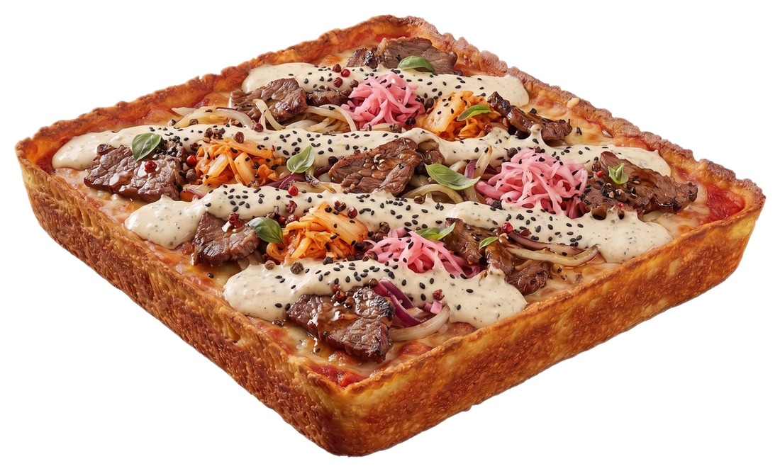 Beef Lover Pizza – komplette rechteckige Detroit Style Pizza mit Rind, Kimchi, eingelegtem Kohl, Knoblauchsauce und schwarzem Sesam